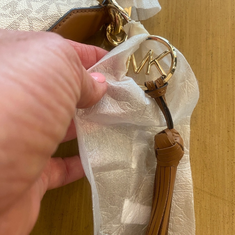 Michael Kors Cream Bucket Bag Brooke Vanilla NEW Authentic w tags dust bag 🎊 - Picture 5 of 15
